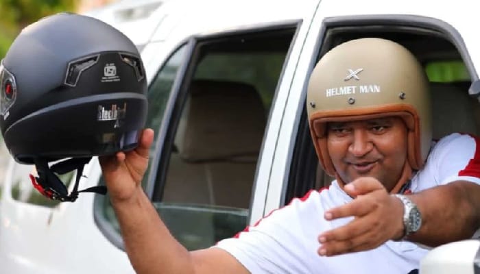मिलिए भारत के Helmet Men रघुवेंद्र से, जानें इन्हें ऐसा करने की जरूरत क्यों पड़ी?