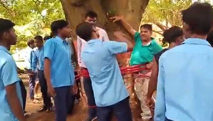 Jharkhand Students beat teacher