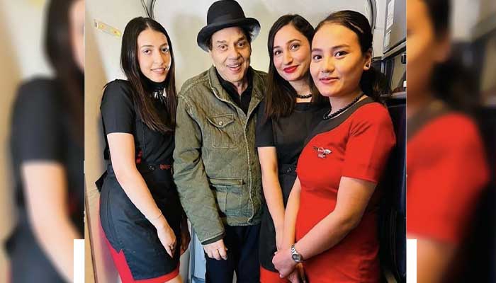 Dharmendra with spicejet air staff