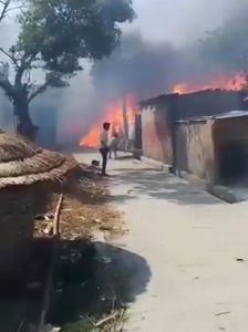 एक के बाद एक घर में लगती गई आग