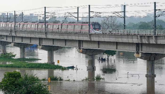 Majlis Park Maujpur Bridge